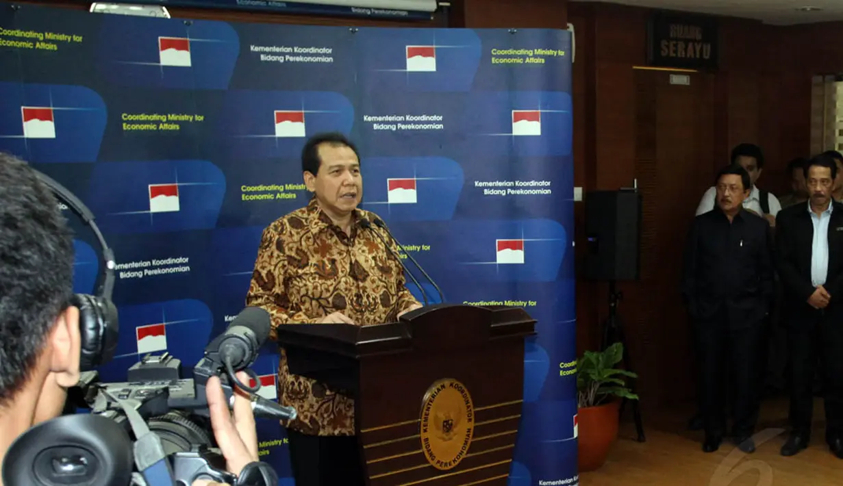 Menteri Koordinator Perekonomian Chairul Tanjung menggelar konferensi pers kawasan Lapangan Banteng, Jakarta, Rabu (20/8/14). (Liputan6.com/Faisal R Syam)