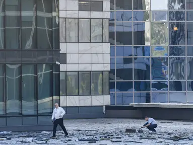 Penyelidik memeriksa area di sebelah bangunan yang rusak di kawasan bisnis "Kota Moskow" setelah serangan pesawat tak berawak yang dilaporkan di Moskow, Rusia, Selasa pagi, 1 Agustus 2023. (AP Photo)
