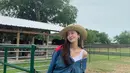 Liburan ke Manor, Texas rasanya kurang lengkap jika tak mencoba menungga kuda. Tak mau ribet Jessica memilih tema denim ala coboy saat berkunjung ke kandang kuda. Tak ketinggalan juga topi sebagai aksesoris penunjang penampilan coboy ala wanita 30 tahun ini.(Liputan6.com/IG/@jessica.syj)