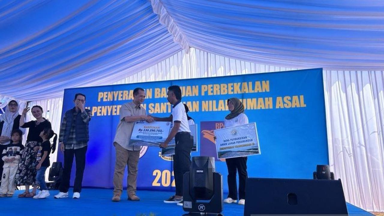 Menteri Transmigrasi Serahkan Santunan Warga Rempang Terdampak Relokasi Rempang Eco City