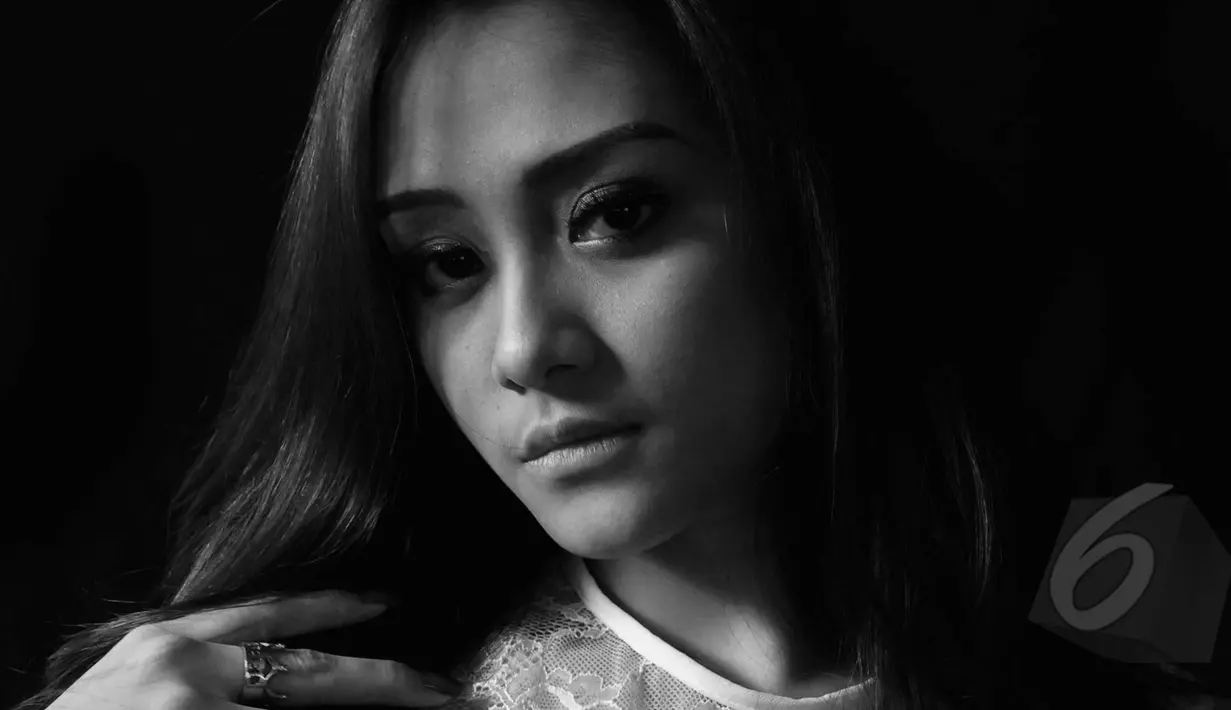 Salah satu personel Mahadewi, Annisa Nabila atau yang kerap disapa Nabel berkunjung ke Liputan6.com untuk melakukan sesi pemotretan, Jakarta, Kamis (21/5/2015). Gayanya yang supel membuat sesi pemotretan berlangsung akrab. (Liputan6.com/Faisal R Syam)