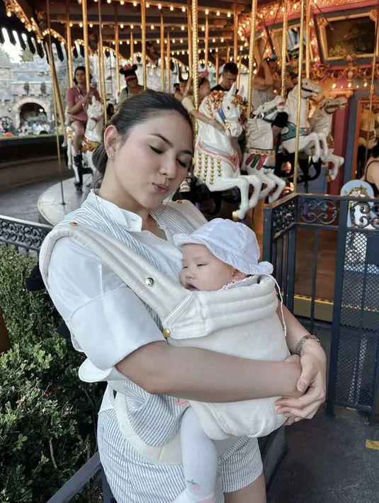 Kali ini, nuansa putih mendominasi gaya Jessica Mila dan sang buah hati.  [Foto: instagram/ Jessica Mila]
