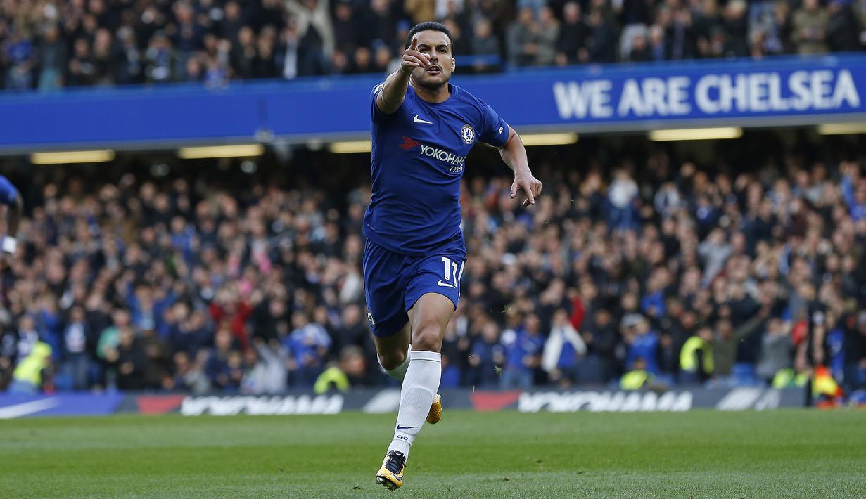 Pemain Chelsea, Pedro membuka keunggulan timnya pada menit ke-12 saat melawan Watford pada laga Premier League Pekan ke-9 di Stamford Bridge,  (21/10/2017). Chelsea menang 4-2. (AFP/Ian Kington)