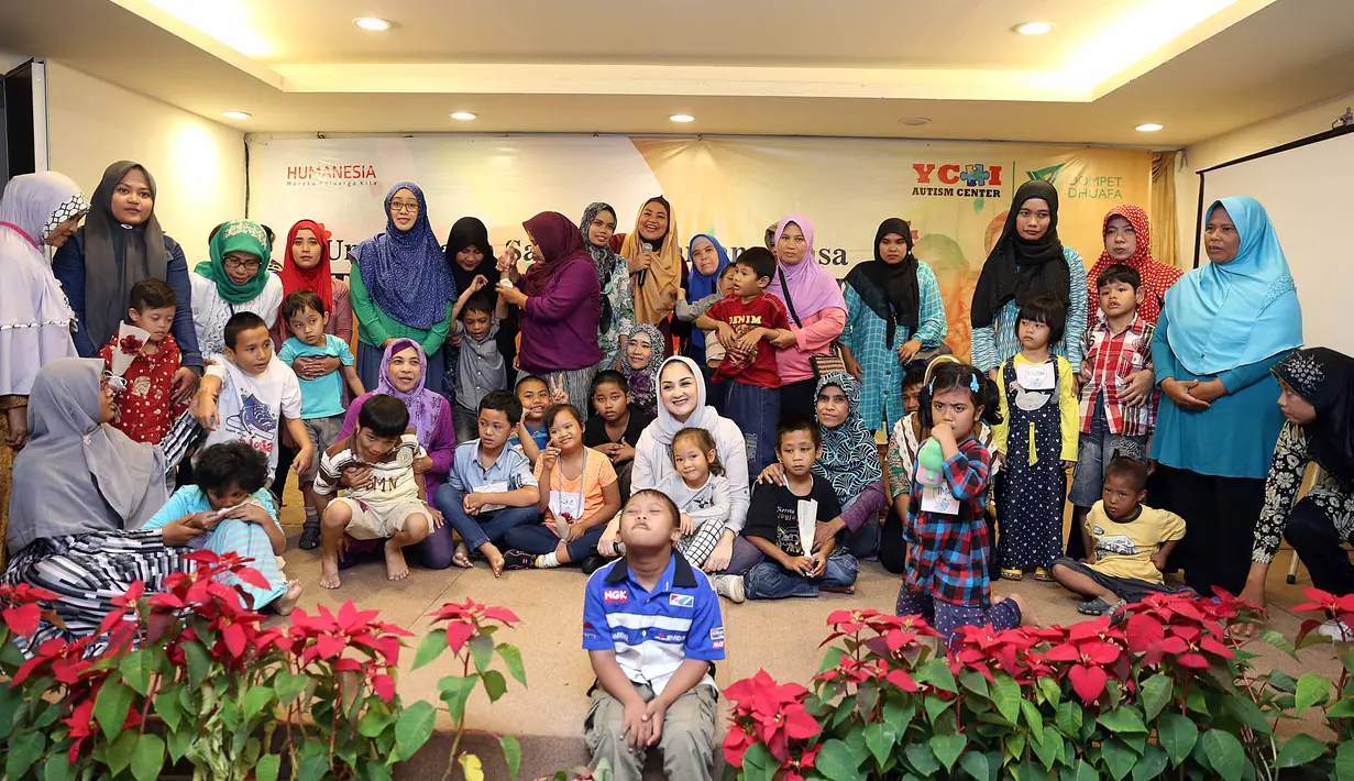 Mona saat hadir dalam acara Terima Kasih Ibu. Ia berbagi cerita dengan para ibu-ibu yang memiliki anak berkebutuhan khusus. (Nurwahyunan/Bintang.com)