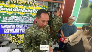 Panglima TNI Agus Subiyanto saat takziah ke rumah duka Kapten Zulmi. (Liputan6.com/ Didik Ripaldi)