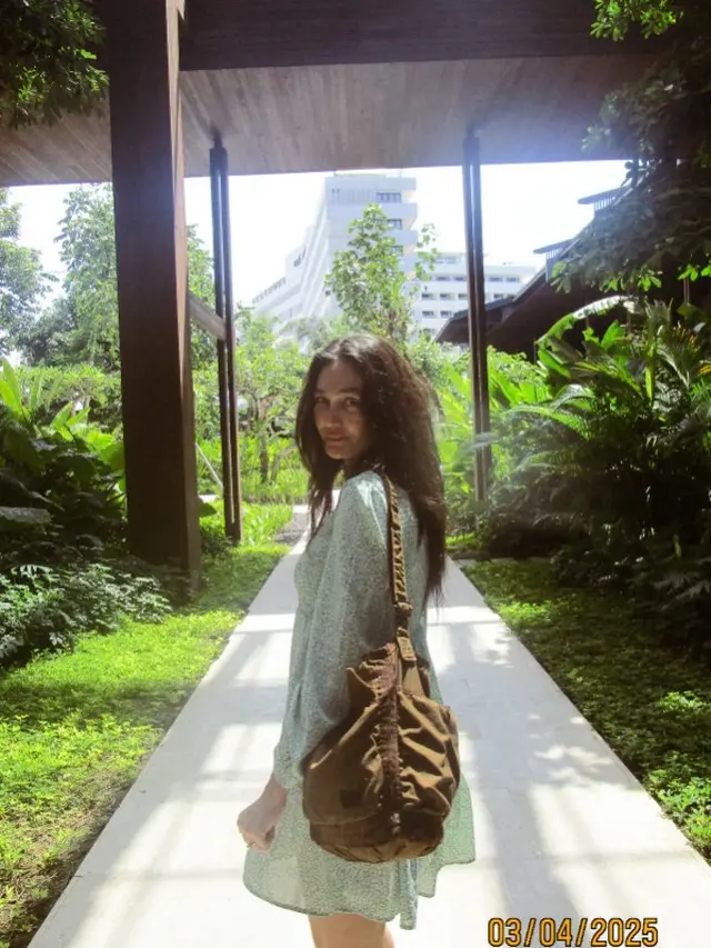 Model Rambut Panjang Bergelombang ala Luna Maya