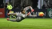 Kiper AC Milan Gianluigi Donnarumma melompat dan berhasil menyelamatkan gawang saat melawan Sampdoria dalam pertandingan Liga Italia Serie A di stadion San Siro di Milan pada 28 November 2015. (AFP Photo/Olivier Morin)