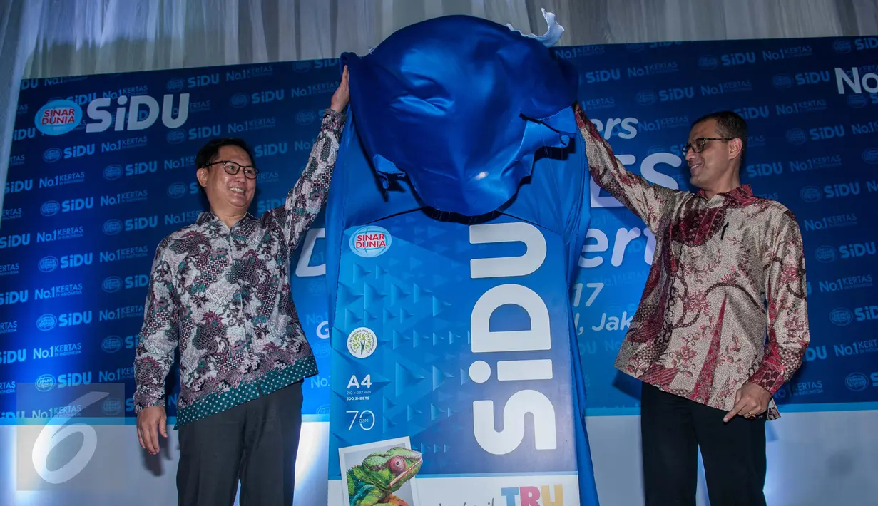  SiDU Consumer Domestic Business Head Martin Jimi dan Asia Pulp and Paper Consumer Business Unit Head Sovan K Ganguly memperkenalkan inovasi terbaru kertas SiDU di Gedung Arsip Nasional, Jakarta, Selasa (21/3). (Liputan6.com/Gempur M Surya)