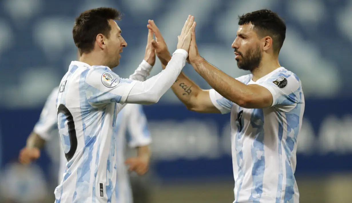 Tiga menit jelang waktu normal babak pertama habis, La Pulga kembali menyumbang gol. Tim Tango unggul 3-0 saat jeda. (AP/Bruna Prado)