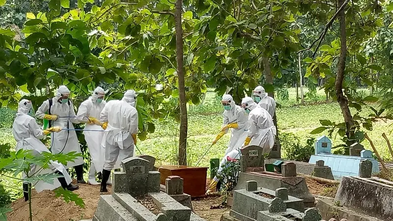 Pemakaman dengan menerapkan protokol kesehatan (prokes) Covid-19 di Kabupaten Tuban. (Ahmad Adirin/Liputan6.com)