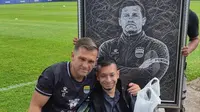 Cinta Tanpa Batas, Bobotoh asal Aceh Beri Hadiah Lukisan untuk Pemain dan Pelatih Persib
