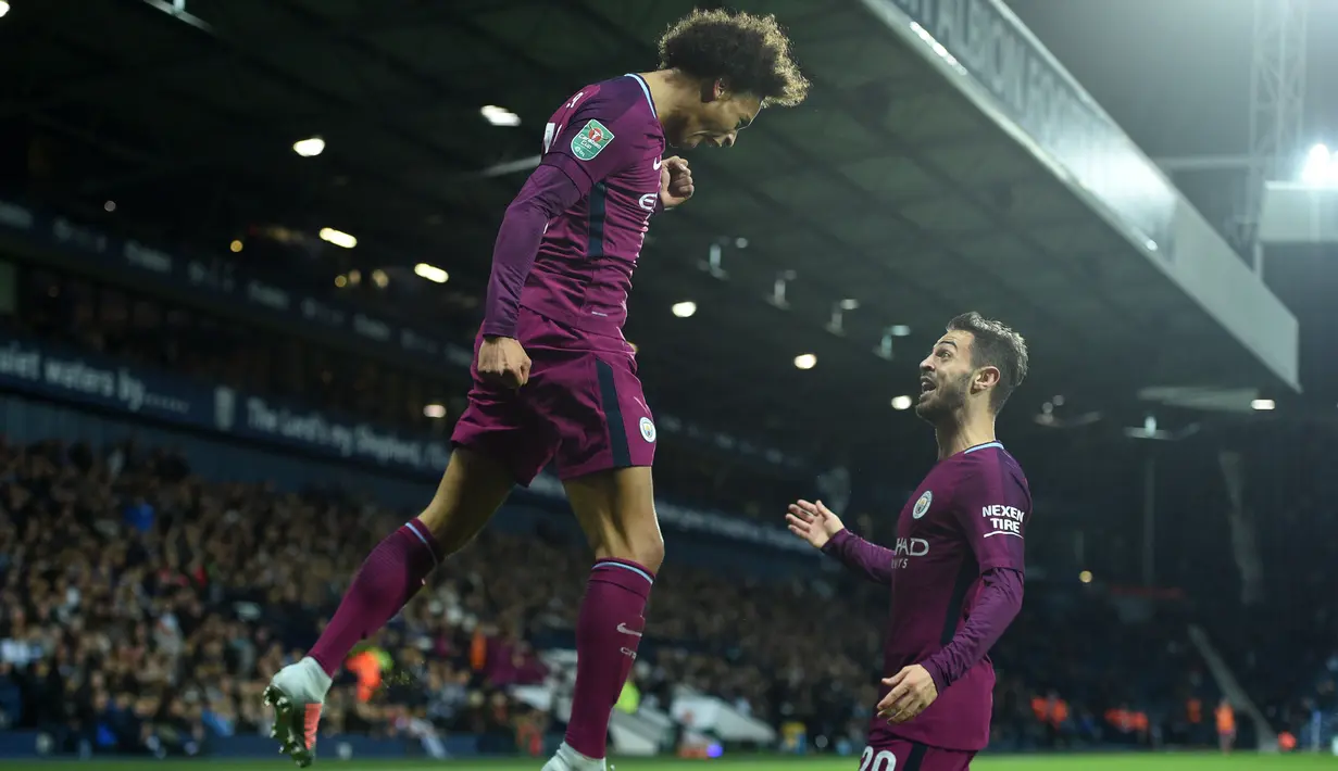 Selebrasi gol pemain Manchester City, Leroy Sane (kiri) bersama rekannya Bernardo Silva saat melawan West Bromwich Albion pada laga Piala Liga Inggris di The Hawthorns, West Bromwich, (20/9/2017). City menang 2-1. (AFP/Oli Scarff)