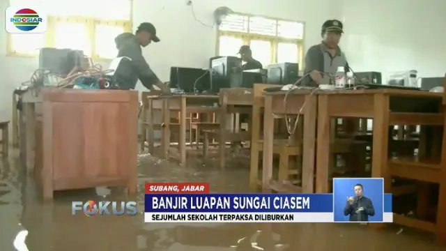 Banjir masih merendam sejumlah titik di Subang dan Bandung, Jawa Barat. Akibatnya aktivitas warga lumpuh dan sekolah-sekolah diliburkan.