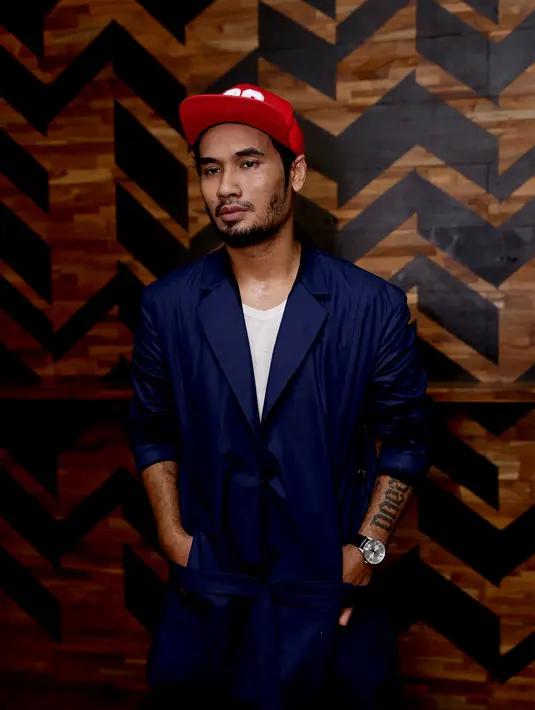 "Awalnya takut, musisi hiphop datang ke negara yang melahirkan hiphop. Jadi sok asyik saja. Jadinya gue sudah punya kunci. Kalau lo asyik dan memberikan yang terbaik, jadi santai saja," tandas JFlow. (Andy Masela/Bintang.com)