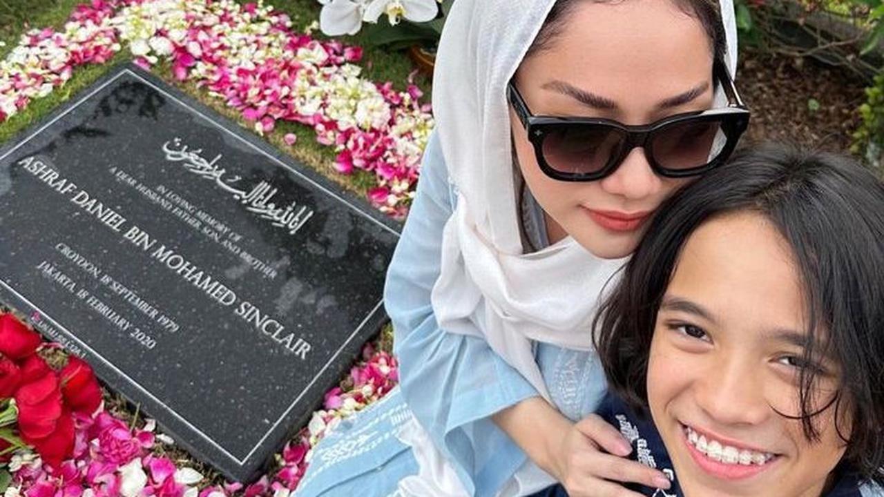 Unggahan BCL langsung dibanjiri komentar berisi dukungan moril dan doa buat mendiang Ashraf.<br>