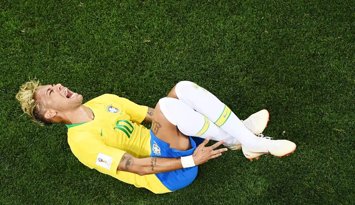2. Neymar - Piala Dunia 2018 lalu menyisakkan beberapa momen yang tak terlupakan. Salah satunya adalah saat bintang Timnas Brasil ini melakukan diving dengan aksi teatrikalnya yang berguling-guling dan merengek kesakitan ketika terjatuh di lapangan. (AFP/Jewel Samad)