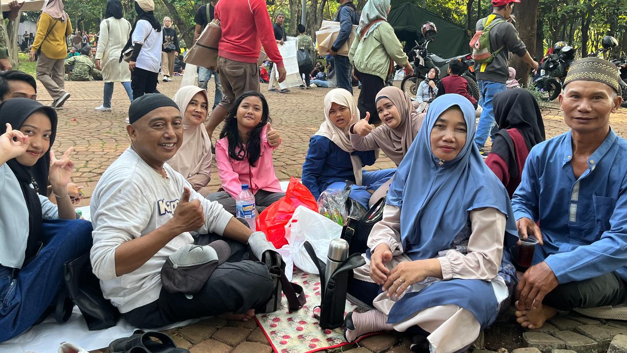 Duduk Lesehan Bareng Keluarga, Cerita Djumono Rela Jauh-Jauh Datang dari Cilacap Buat Nonton Parade HUT TNI