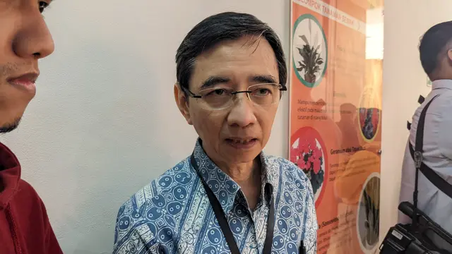 Ketua Satuan Tugas Imunisasi Ikatan Dokter Anak Indonesia (IDAI) Profesor Hartono Gunardi memberi penjelasan soal pencegahan Flu Singapura atau HFMD. (Foto: Ade Nasihudin/Liputan6.com)