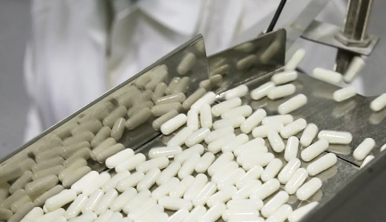 Sebuah mesin memproduksi obat Mildronate (Meldonium) di perusahaan farmasi Grindeks di Latvia, 23 November 2010. Pada 1 Januari 2016, obat  ini masuk dalam kategori terlarang karena bisa dipakai untuk meningkatkan performa atlet. (REUTERS/Ints Kalnins)