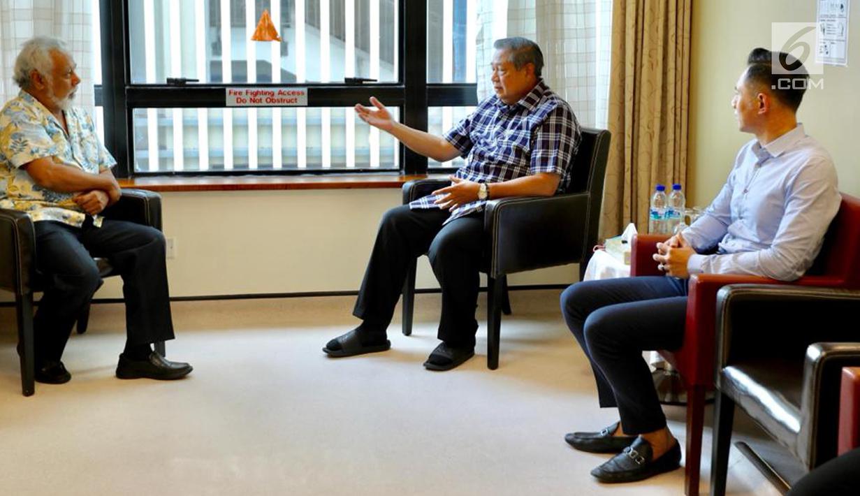 Presiden RI ke-6 Susilo Bambang Yudhoyono (SBY) berbincang dengan mantan PM Timor Leste Xanana Gusmao yang menjenguk Ani Yudhoyono di NUH Singapura, Minggu (24/2). Xanana diketahui bersahabat baik dengan SBY. (Liputan6.com/HO/Anung Anandito)