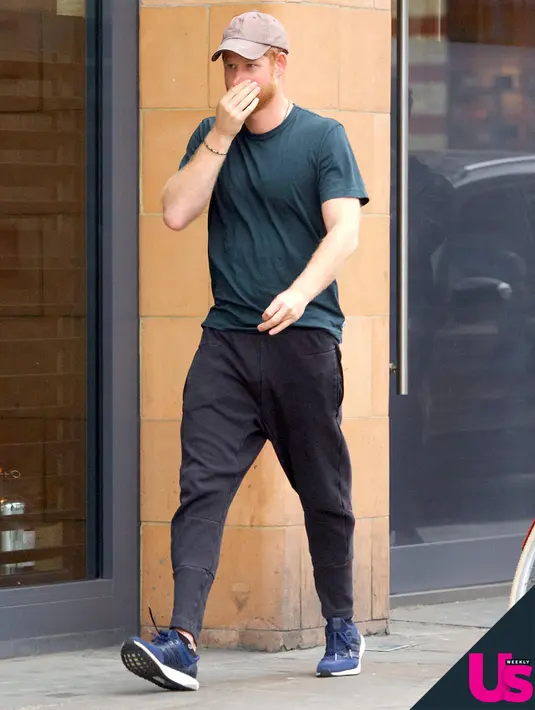 Saat tertangkap kamera tengah berolahraga, ternyata Pangeran Harry tak menggunakan cincin pernikahannya. (USMagazine)