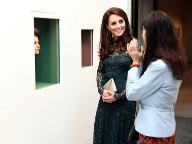 Duchess of Cambridge, Kate Middleton berbincang dengan seniman Gillian Wearing saat pameran Portrait Gala 2017 di National Portrait Gallery, London (28/3). Selain pameran acara tersebut juga menggelar penggalangan dana. (Neil Hall/Pool photo via AP)