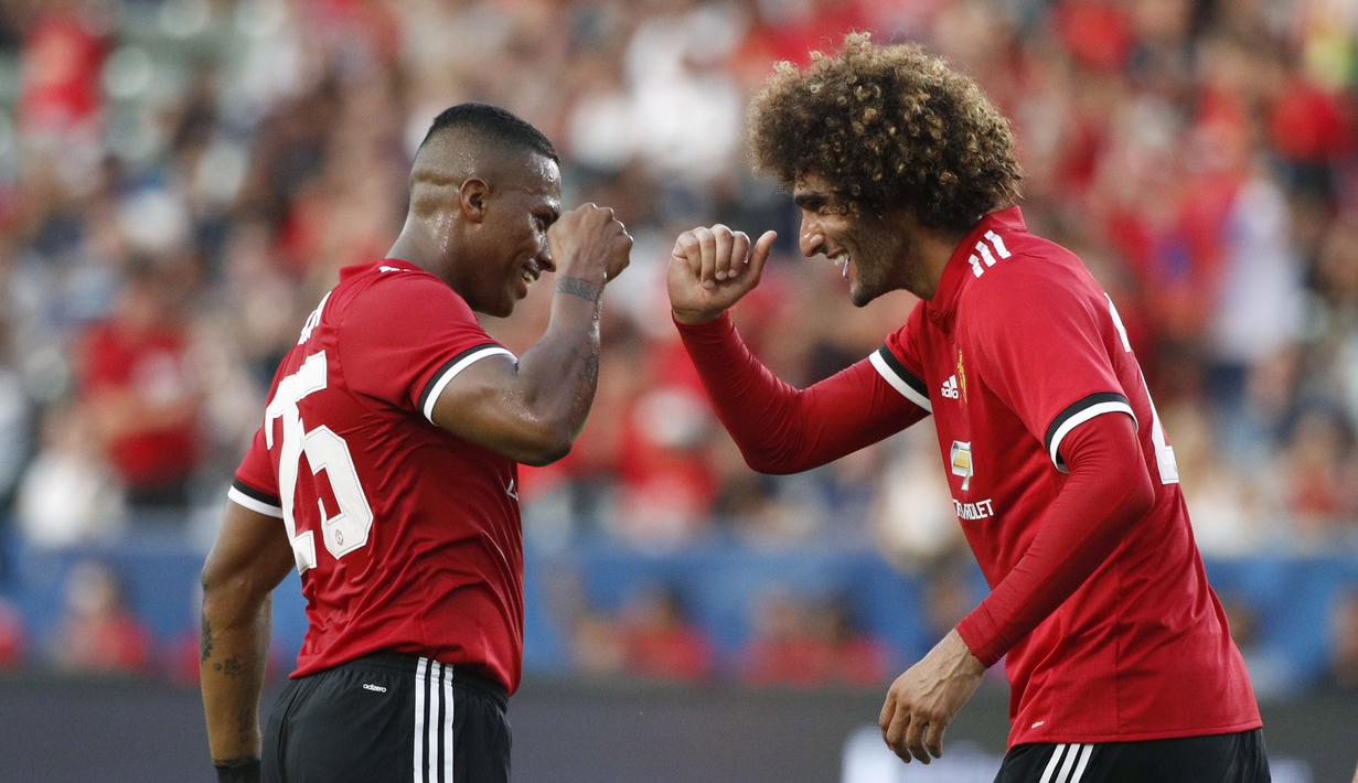 Pemain Manchester United, Marouane Fellaini merayakan golnya bersama Antonio Valencia  saat melawan LA Galaxy pada laga persahabatan di StubHub Center, California, Sabtu (15/7/2017). MU menang 5-2. (AP/Jae C. Hong)