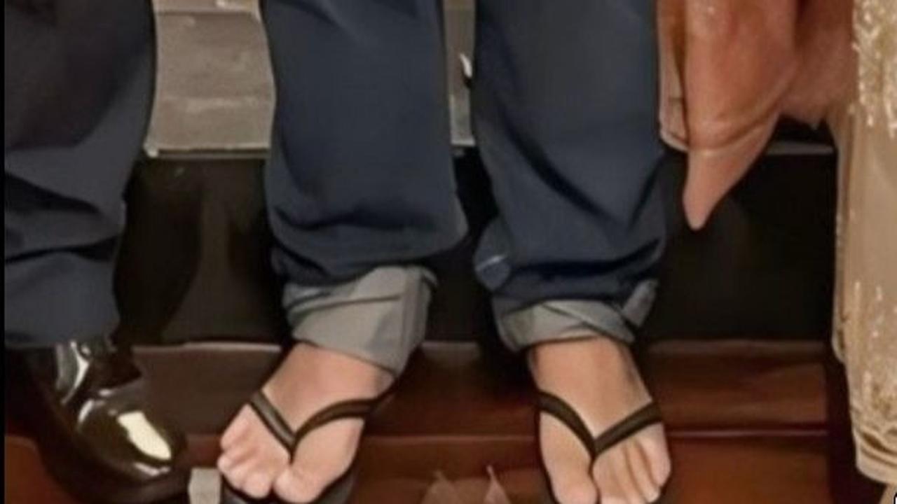 Menariknya, warganet justru dibuat salah fokus dengan alas kaki yang dikenakan oleh Didit.