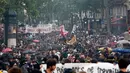 Sejumlah massa memadati Paris saat melakukan aksi demonstrasi, Prancis (23/5). Para pekerja layanan publik Prancis melakukan pemogakan dan meluas menjadi aksi protes. (AP/Christophe Ena)