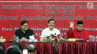 Menko Kemaritiman ‎Luhut Binsar Pandjaitan (tengah) bersama Menteri Perindustrian Airlangga Hartarto (kiri) dan Sekjen PDIP Hasto Kristiyanto (kanan) saat Rakorbidnas III Kemaritiman PDIP, Jakarta, Minggu (8/4). (Liputan6.com/JohanTallo)