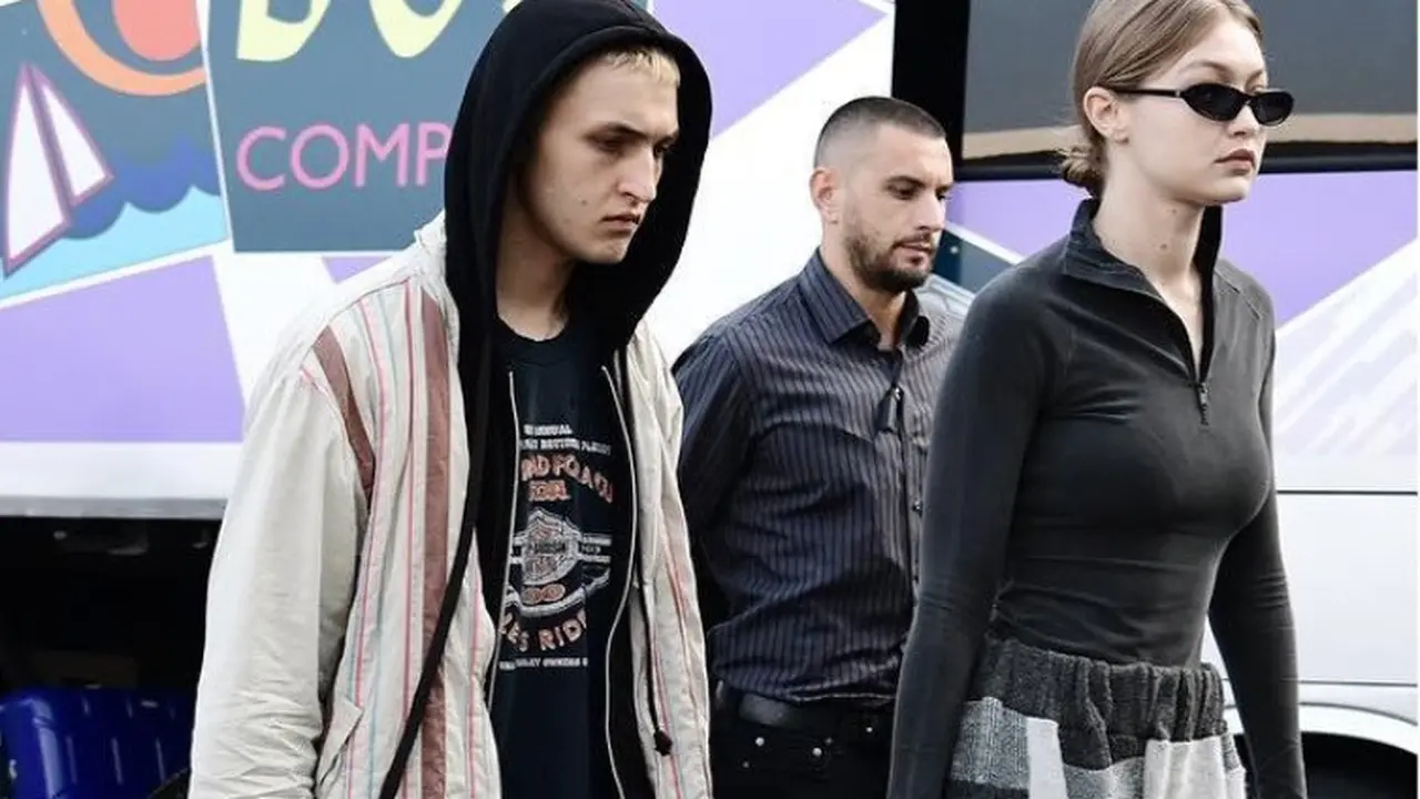 Aksi Busana Kembar Gigi dan Anwar Hadid