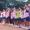 Para pemain Persik saat menyapa fans yang menyaksikan langsung mereka berlatih. (Gatot Sumitro/Bola.com)