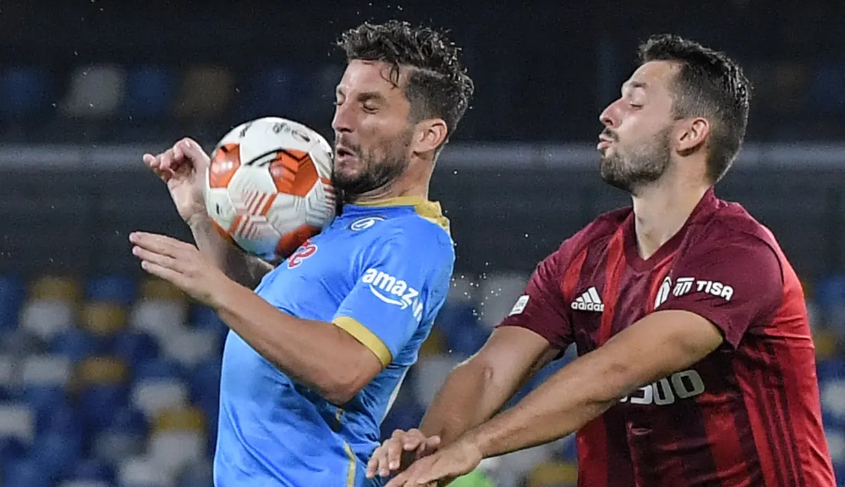 Pemain depan Napoli Dries Mertens (kiri) mengontrol bola di depan bek Legia Warszawa Mateusz Wieteska pada lanjutan pekan ketiga fase Grup C Liga Europa di Stadion Diego Armando Maradona, Jumat (22/10/2021) dini hari WIB. Napoli sukses melibas Legia Warsawa dengan skor 3-0. (Tiziana FABI / AFP)