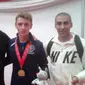 Karateka Italia Andrea Ariolo bersama ayahnya, Davide Arioli (kiri) usai merebut emas di ajang Kejuaraan Dunia Karate WKF Junior, Kadet, dan U21 2015