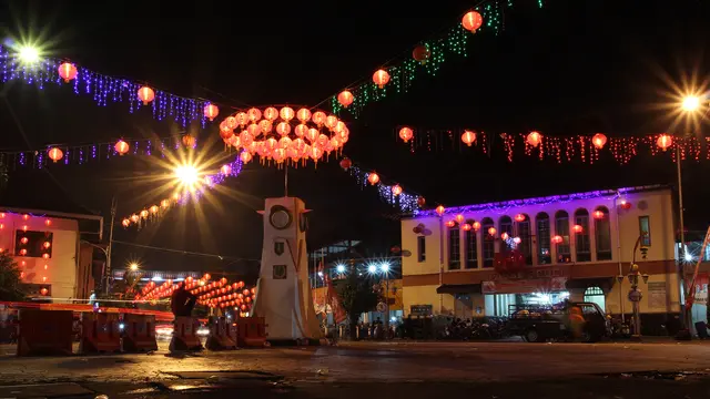Jelang Imlek, Ribuan Lampion Percantik Tampilan Kota Solo