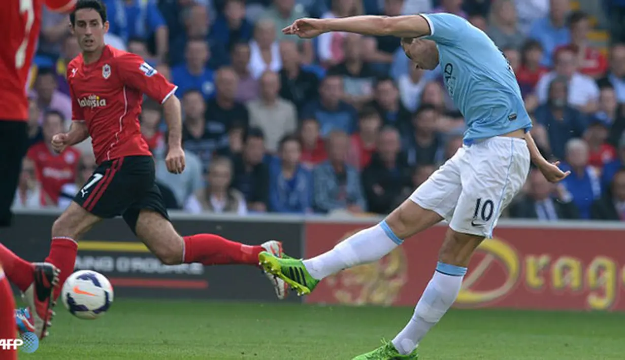 Tendangan keras Edin Dzeko ke gawang Cardiff City pada pertandingan Liga Inggris antara Cardiff City melawan Manchester City di Stadion Cardiff City, Cardiff Minggu 25 Agustus 2013. (AFP/Andrew Yates)