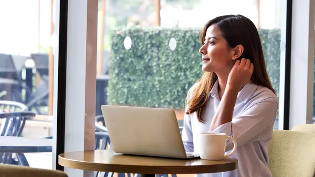 wanita juli aura berkelas