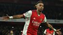 Selebrasi striker Arsenal, Pierre-Emerick Aubameyang setelah menjebol gawang Aston Villa pada laga Liga Inggris 2021/2022 di Emirates Stadium, London (22/20/2021). Pemain asal Gabon, Pierre-Emerick Aubameyang didatangkan Arsenal dari Borussia Dortmund pada tengah musim 2017/2018 dengan mahar senilai 63,75 juta euro atau kini setara Rp1,04 triliun. Pada tengah musim 2021/2022 ia dilepas gratis The Reds ke Barcelona dan sejak awal musim 2022/2023 ia kembali ke Liga Inggris bersama Chelsea. (AFP/Glyn Kirk)