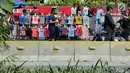 Pedagang kaki lima (PKL) menggelar dagangannya di Jalan Jenderal Sudirman saat Hari Bebas Kendaraan, Jakarta, Minggu (25/8/2019). Para PKL ini menggelar dagangannya terlalu menjorok ke tengah jalan sehingga mengganggu kenyamanan warga yang berolahraga saat CFD. (Liputan6.com/Helmi Fithriansyah)
