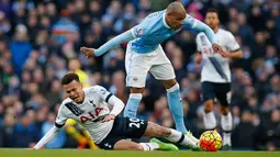 Gelandang City, Fernando (kanan) berusaha melewati gelandang Tottenham, Dele Alli pada lanjutan liga Inggris di Stadion Etihad, (14/2). Tottenham menang tipis atas City dengan skor 2-1. (Reuters/Andrew Yates)