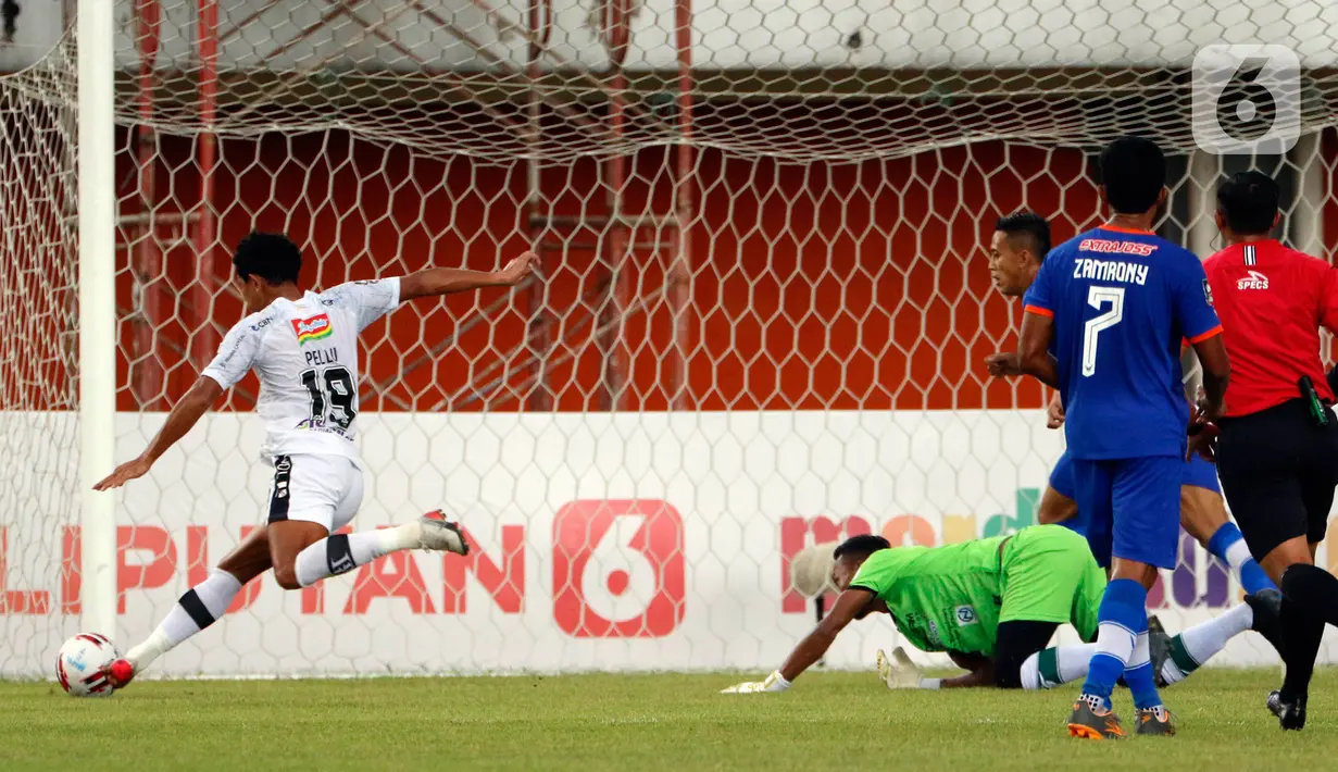 Pemain Bali United, Rizky Ahmad Sanjaya Pellu (kiri) berhasil melewati hadangan kiper Persiraja Banda Aceh, Fakrurrazi dalam pertandingan Babak Penyisihan Grup D Piala Menpora 2021 di Stadion Maguwoharjo, Sleman, Senin (29/3/2021). Bali United menang 2-0 atas Persiraja. (Bola.com/Ikhwan Yanuar)