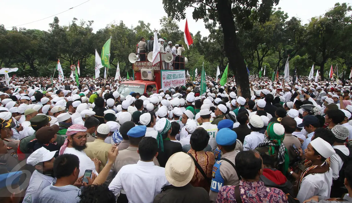 Massa dari ormas Islam menggelar unjuk rasa di depan kantor Basuki Tjahaja Purnama di Balai Kota Jakarta, Jumat (14/10). Mereka berdemonstrasi terkait pernyataan Ahok yang dinilai menyinggung satu golongan masyarakat. (Liputan6.com/Immanuel Antonius)
