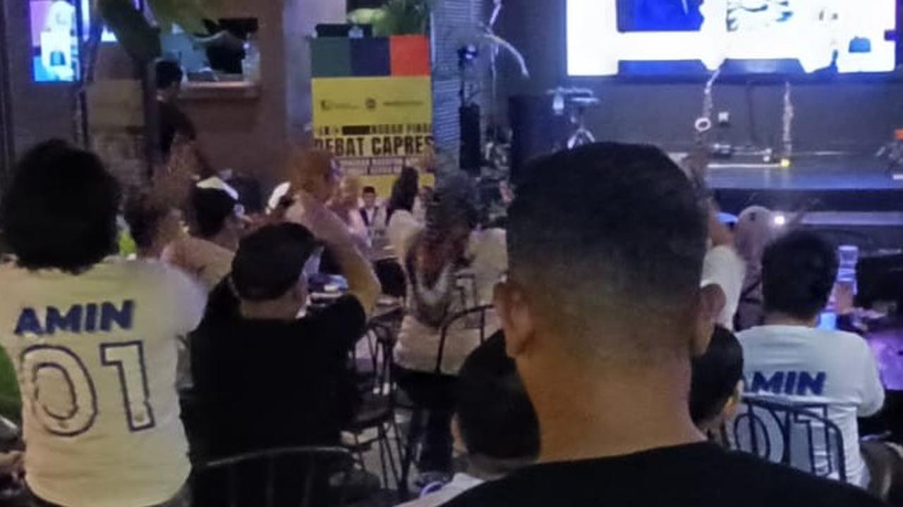 FOTO: Keakraban Relawan Anies dan Ganjar Nobar Debat Pilpres Pamungkas 2024