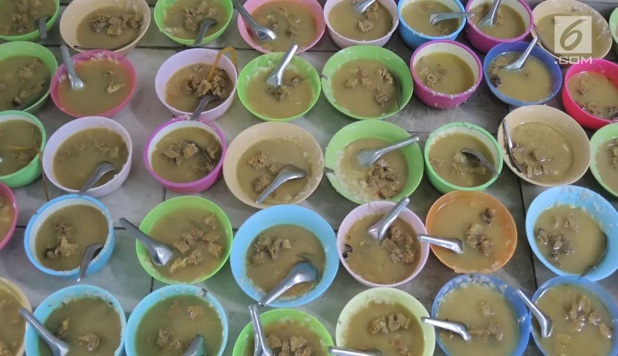Penampakan bubur India yang disajikan pengurus Masjid Pekojan sebagai menu buka puasa, Semarang, Jawa Tengah, Kamis (17/5 ). Selain masyarakat sekitar, menu bubur India ini juga bisa dinikmati oleh para musafir. (Liputan6.com/Gholib)