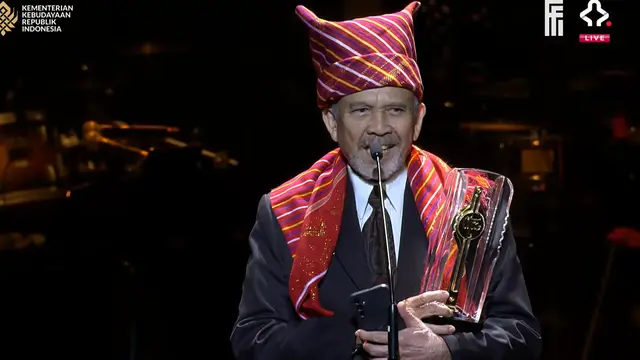Hendrick Gozali Raih Penghargaan Pengabdian Seumur Hidup di FFI 2025. (YouTube/ Festival Film Indonesia)