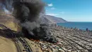 Rumah-rumah terbakar selama kebakaran di lingkungan berpenghasilan rendah Laguna Verde, di Iquique, Chile, Senin (10/1/2022). Menurut pihak berwenang, api menghanguskan hampir 100 rumah di lingkungan itu yang sebagian besar dihuni oleh para migran. (AP Photo/Ignacio Munoz)