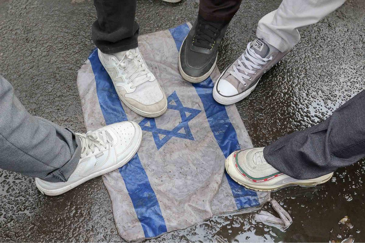 FOTO: Massa Membakar Replika Bendera Israel Saat Aksi Bela Palestina di Depan Kedubes AS Jakarta
