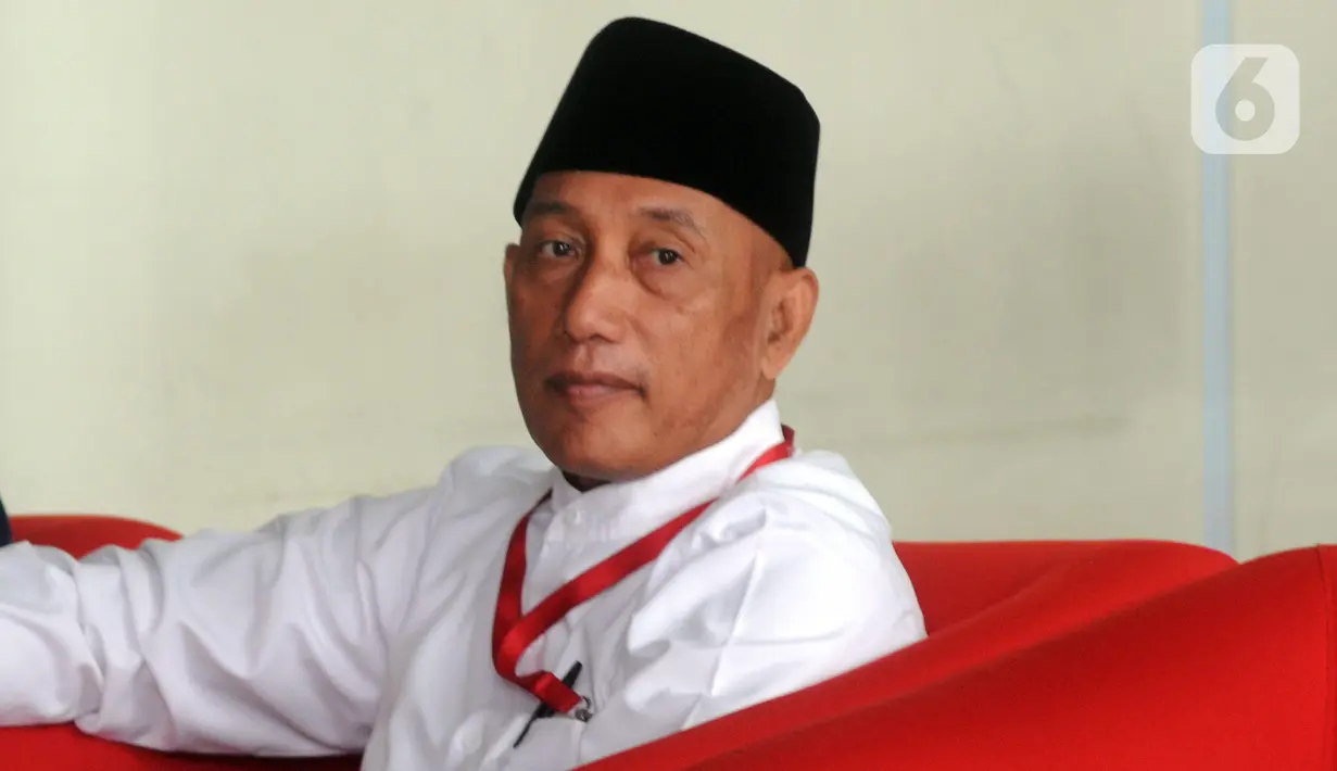 Ketua Umum Dewan Pembina DPP APTRI, Arum Sabil menunggu akan menjalani pemeriksaan di Gedung KPK, Jakarta, Senin (16/12/2019).  Arum diperiksa diperiksa sebagai saksi terkait menerima suap pengelolahan Distribusi gula di PTPN III. (merdeka.com/Dwi Narwoko)
