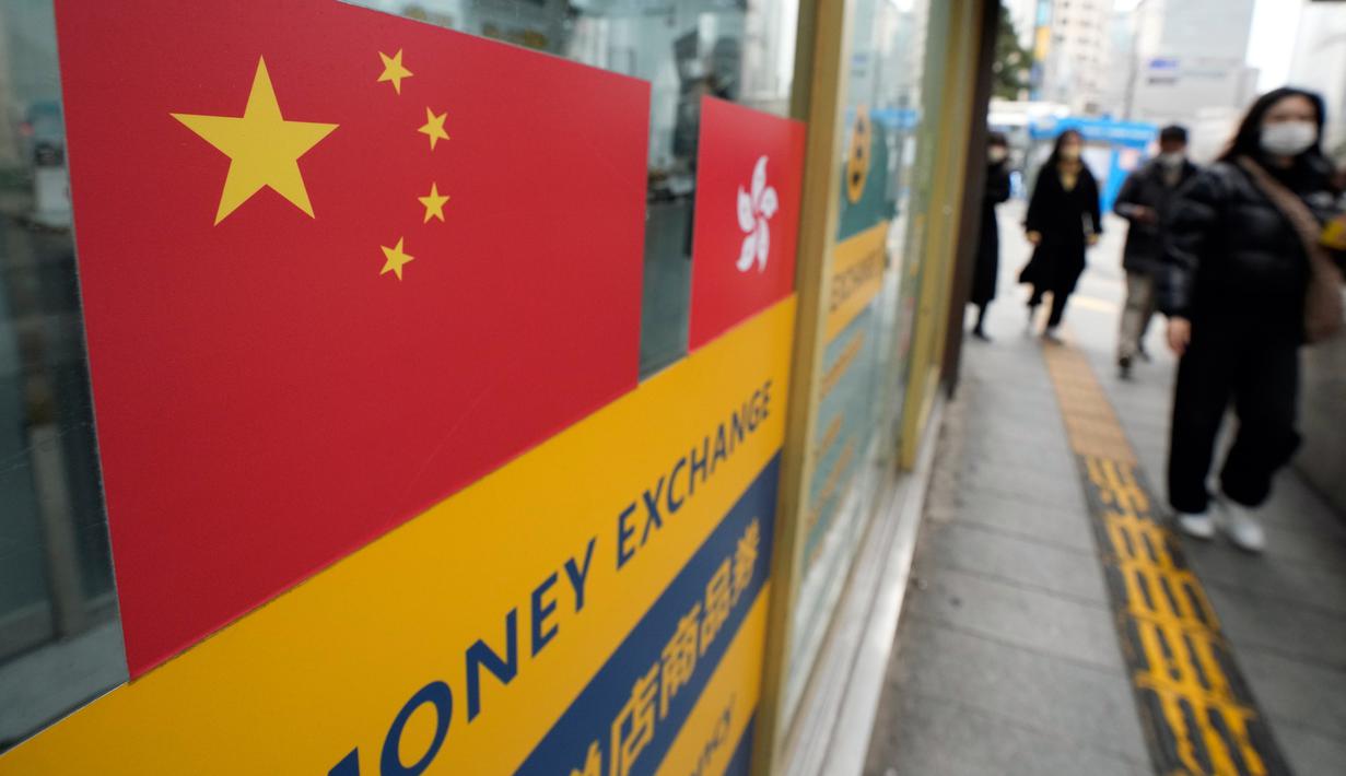 Sebuah bendera China terlihat pada jendela kantor penukaran uang di Seoul, Korea Selatan, Jumat (10/2/2023). Korea Selatan mengatakan akan menghapus pembatasan masuk yang diberlakukan pada pelancong jangka pendek dari China sejak awal tahun karena para pejabat melihat situasi COVID-19 di negara itu mulai stabil. (AP Photo/Ahn Young-joon)