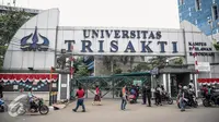 Suasana di sekitar gerbang pintu masuk Universitas Trisakti, Grogol, Jakarta, Rabu (24/8). Konflik yayasan dan otorita Trisakti berujung kegiatan perkuliahaan di kampus diliburkan hari ini. (Liputan6.com/Faizal Fanani)